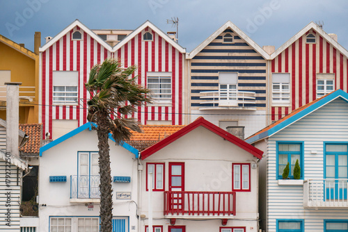 Foto Typical colorful houses in the Costa Nova area, Aveiro, Costa Nova houses, Portu