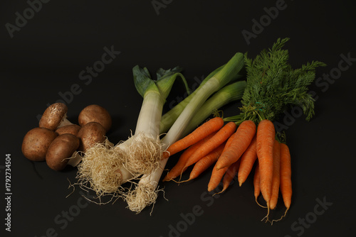 Φωτογραφία Fresh vegetables with mushrooms, leek, and carrots