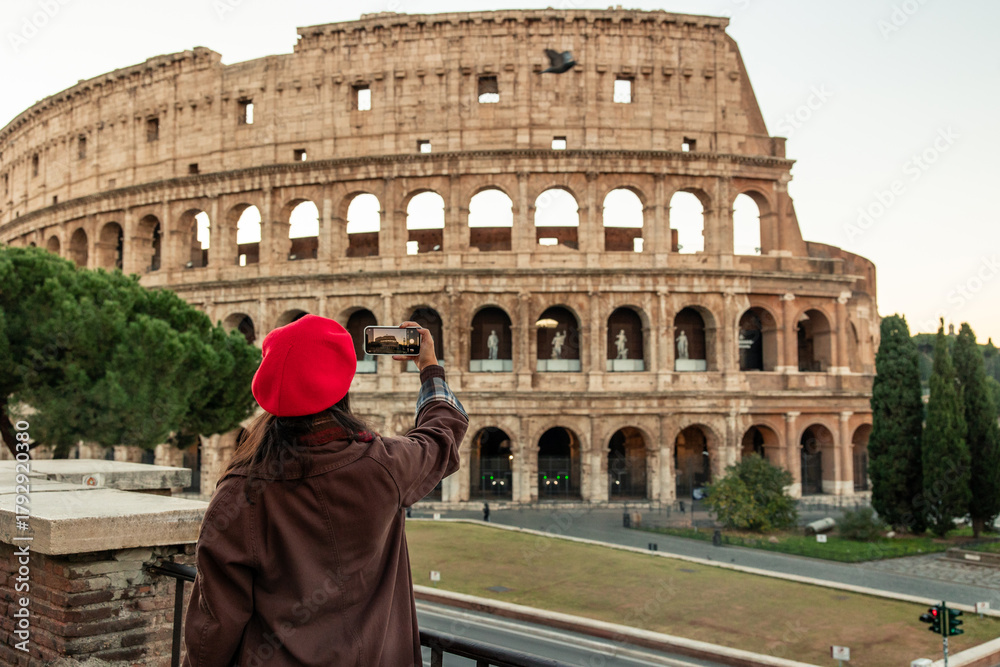 Ταπετσαρία Tourist woman photographing Colosseum in Rome Italy