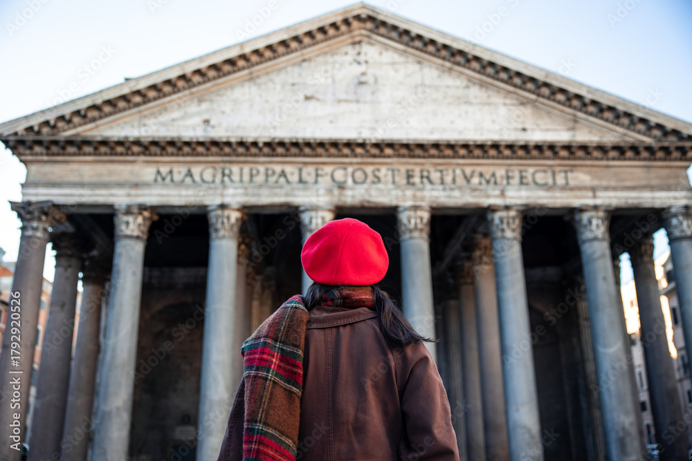 Naklejka premium Woman red beret visiting ancient Pantheon in Rome