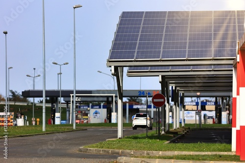 Des panneaux solaires sur le parking d'un Hypermarché