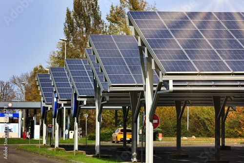 Des panneaux solaires sur le parking d'un Hypermarché
