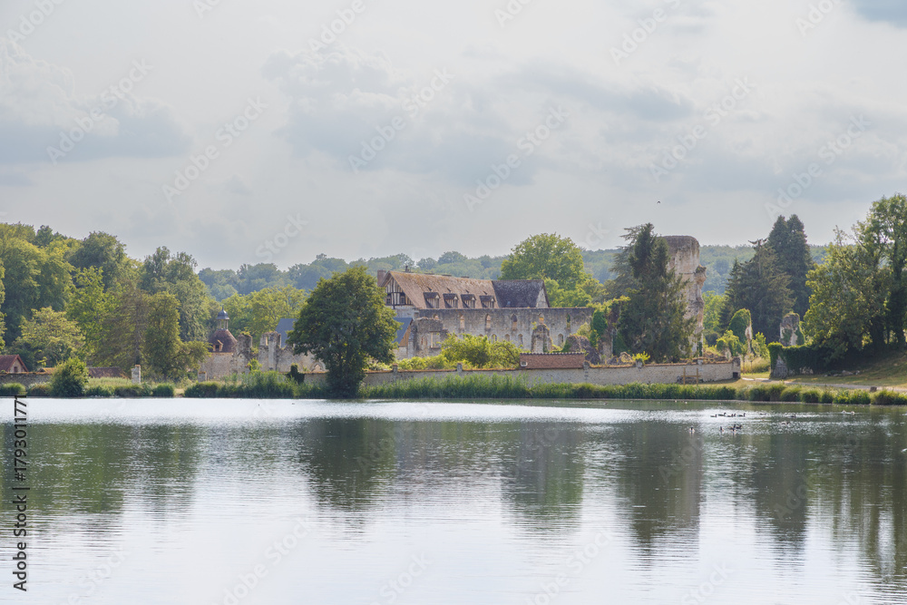 Obraz premium Abbaye de Mortemer à Lisors, Normandie, Eure – ruines historiques et cadre bucolique en été. Abbaye hantée. 