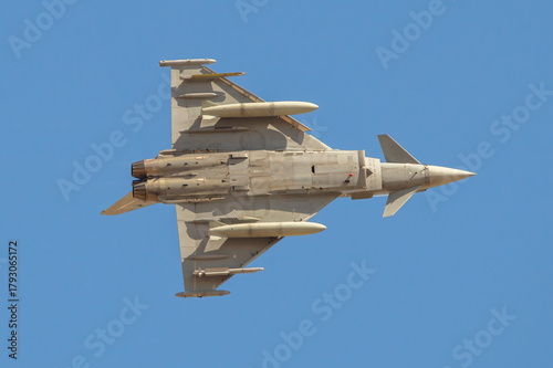 Avión de combate de ala delta virando