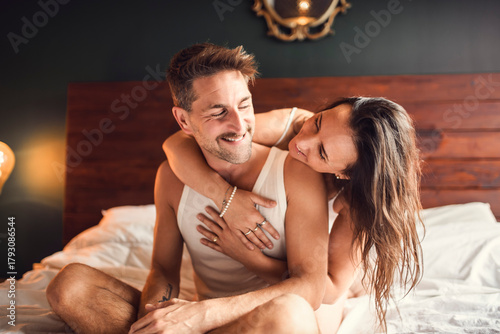 Fotografie couple sharing tender on a cozy blanket in bed, enjoying love and affection