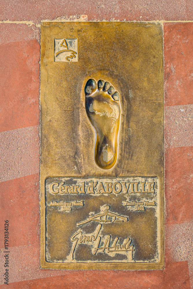 Fototapeta premium Les empreintes de pied de 13 skippers de la station balnéaire d’Arcachon le 20 août 2025, Arcachon, France