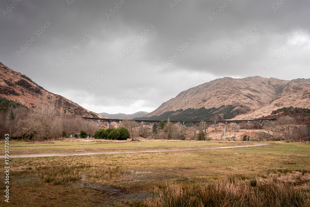 Fototapeta premium Landscape view of the Glenfiddich Viaduct