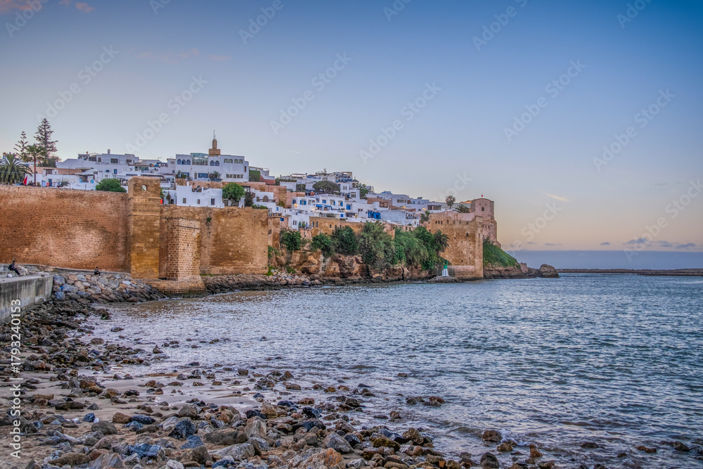 Obraz premium Rabat, Morocco – Sunset View of the Kasbah of the Udayas and the Bouregreg River