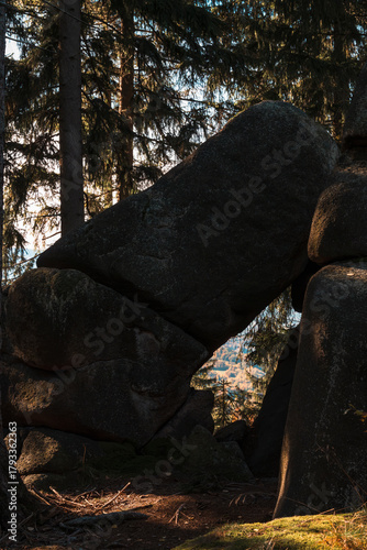 Fototapeta Naklejka Na Ścianę i Meble -  Natura, las, góry, drzewa, krajobraz, jesienią, drzew, skały, Polska, Krajobraz, Jesień, Dolny śląsk, 