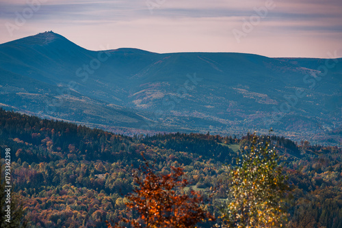 Fototapeta Naklejka Na Ścianę i Meble -  Natura, las, góry, drzewa, krajobraz, jesienią, drzew, skały, Polska, Krajobraz, Jesień, Dolny śląsk, 