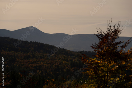 Fototapeta Naklejka Na Ścianę i Meble -  Natura, las, góry, drzewa, krajobraz, jesienią, drzew, skały, Polska, Krajobraz, Jesień, Dolny śląsk, 