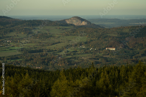 Fototapeta Naklejka Na Ścianę i Meble -  Natura, las, góry, drzewa, krajobraz, jesienią, drzew, skały, Polska, Krajobraz, Jesień, Dolny śląsk, 