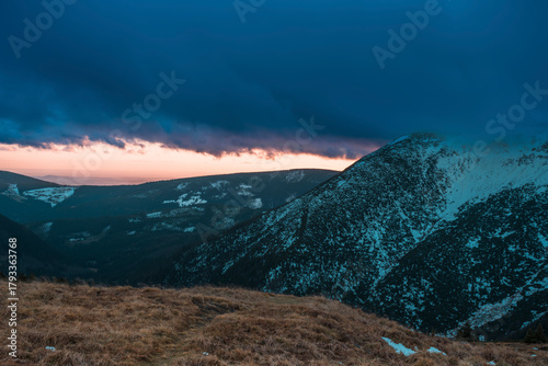 Fototapeta Naklejka Na Ścianę i Meble -  Natura, las, góry, drzewa, krajobraz, jesienią, drzew, skały, Polska, Krajobraz, Jesień, Dolny śląsk, 