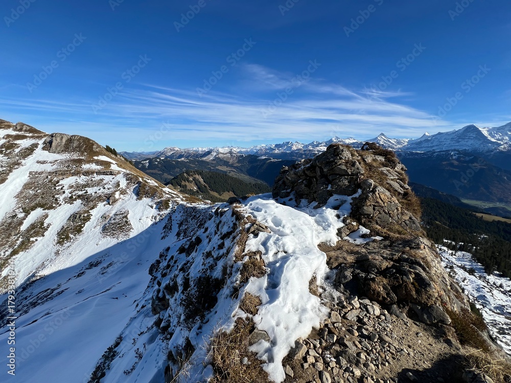 Obraz premium Hiking trails or mountaineering routes in the autumn Swiss Alpine environment and in the Bernese Oberland region, Switzerland - Wanderwege oder Bergrouten in der Schweizer Alpenlandschaft