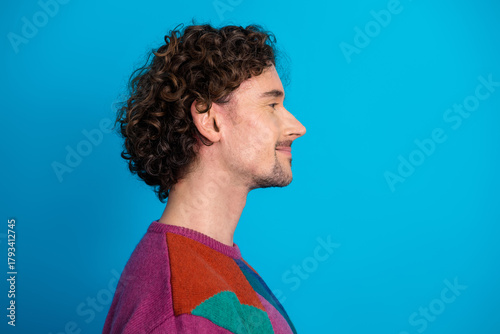 Foto Portrait of a young mature handsome guy with curly hair wearing a colorful sweat