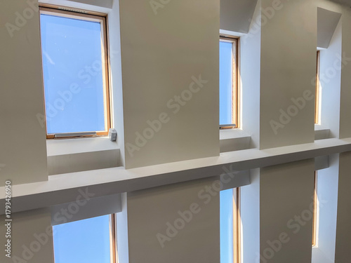 Foto Multiple skylight windows installed in a contemporary sloped ceiling, showcasing