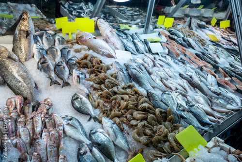 Foto Variety of fish and shellfish on ice at seafood stall