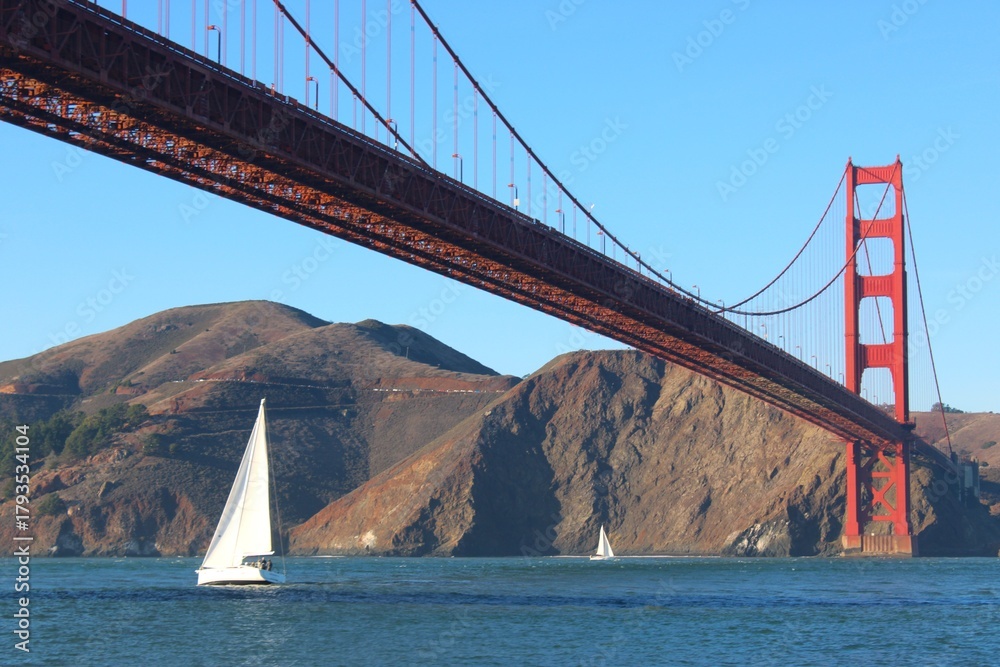 Obraz premium Golden Gate Bridge With Sailboat