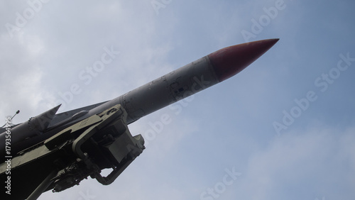 Fotografía missile aiming upward, highcontrast scene showing missile with seeker tip and ae