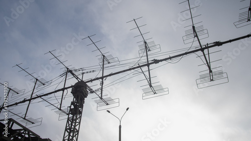 Slika na platnu broadcast antenna array against sky, yagi antenna system mounted on tall mast ag