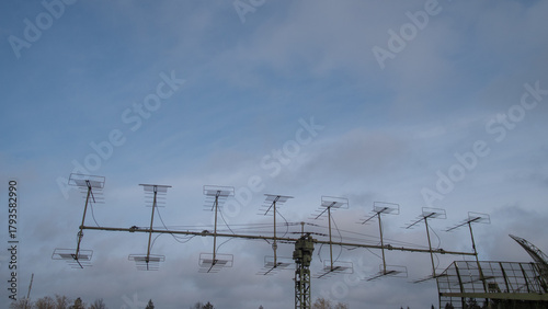 Slika na platnu extended antenna view, scene showing longrange yagi antenna along communication