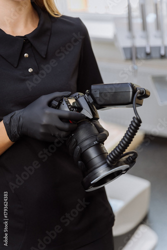 Fotografi Gloved dental clinician holding DSLR with macro ring flash for intraoral photogr