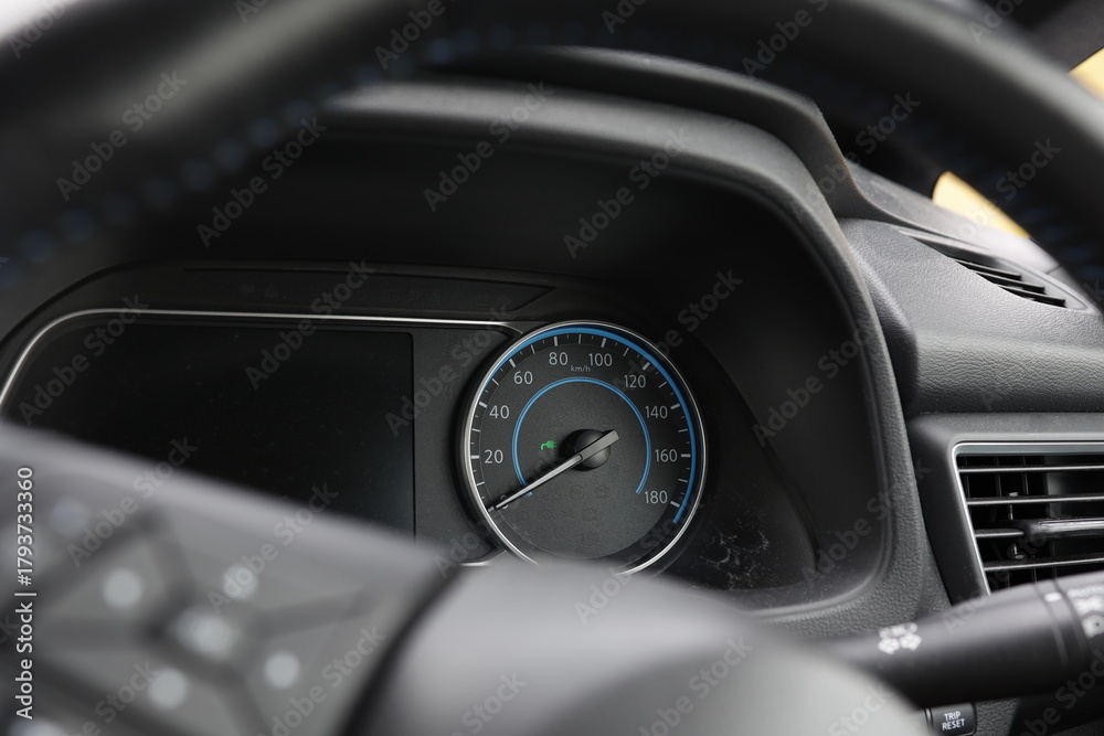 Obraz premium 電気自動車の充電中を示す緑ランプ。スピードメーター。