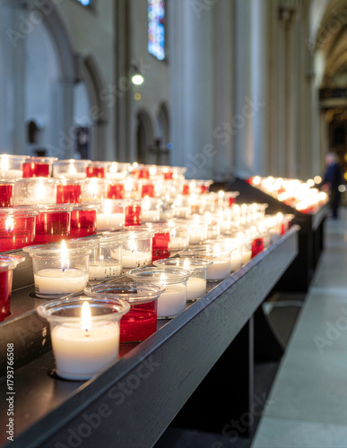Velas blancas y rojas en la iglesia.