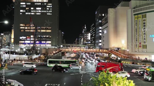神戸三宮の中心街の夜景　交差点に車が行き交う