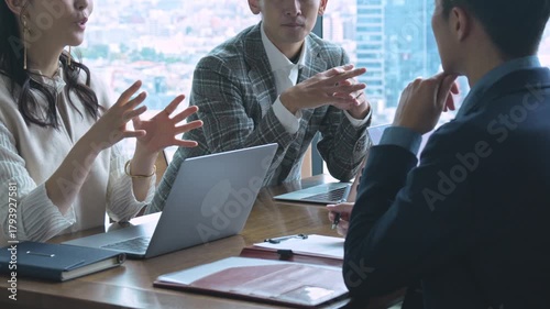 和やかな雰囲気でミーティングをする日本人男女	