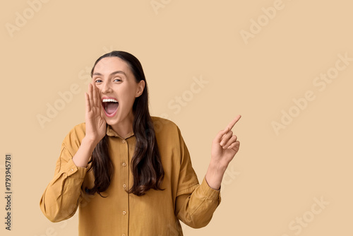 Screaming young woman point...