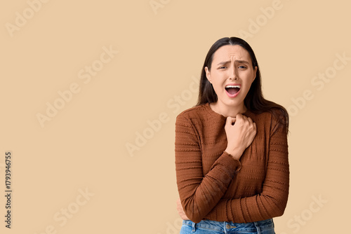 Young woman screaming on be...