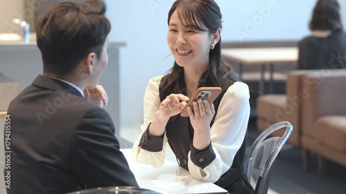 スマホを持ち話す女性