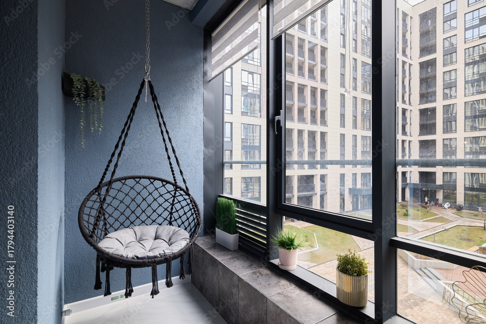 Obraz premium Sophisticated balcony garden with comfortable hanging seat addition