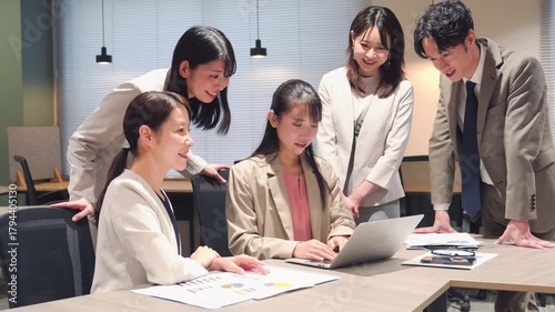 オフィスで働くビジネスパーソン