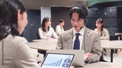 オフィスで働くビジネスパーソン