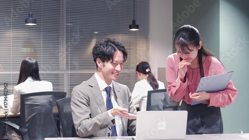 オフィスで働くビジネスパーソン