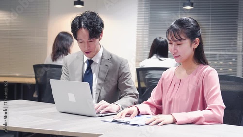 オフィスで働くビジネスパーソン