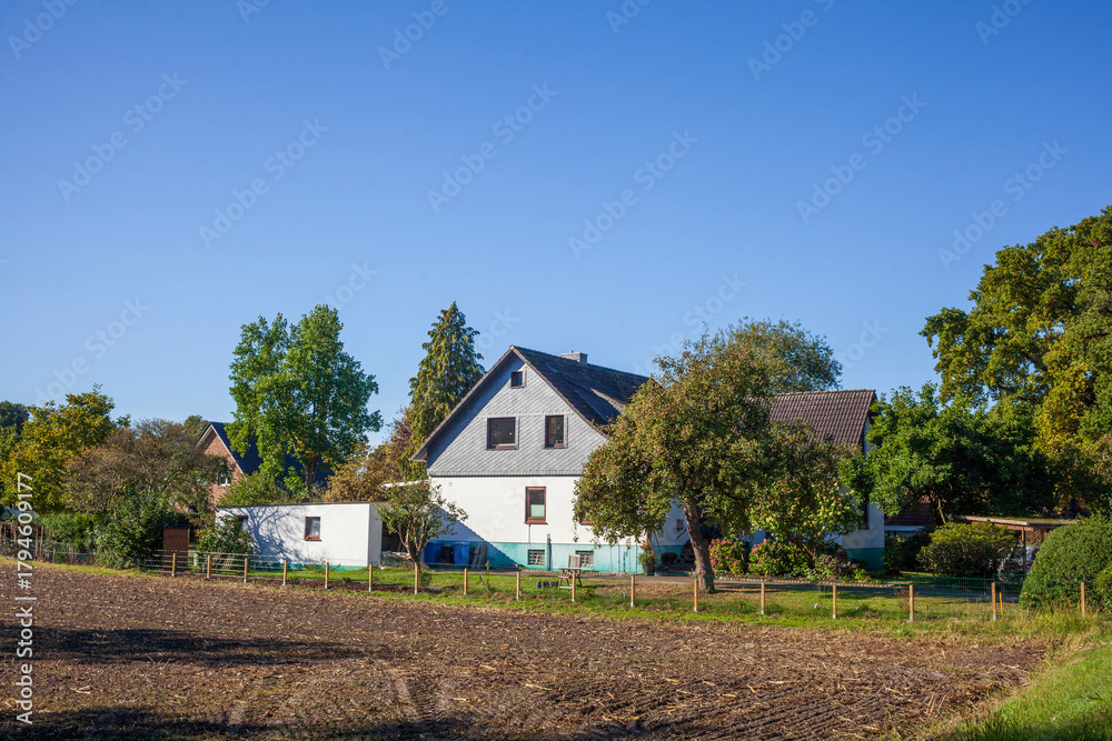 Obraz premium Wohngebäude mit Acker, Einfamilienhaus, Worpswede, Niedersachsen, Deutschland