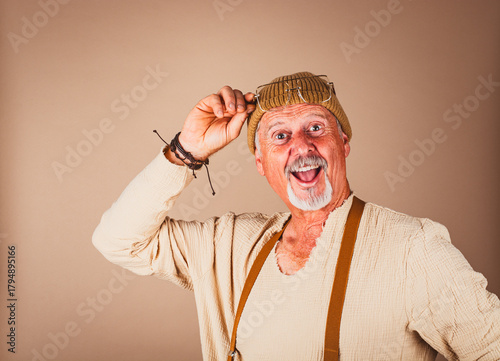 Lustiger Rentner mit Bart