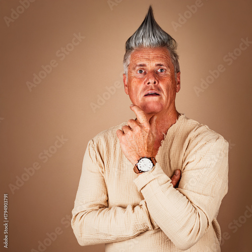 Mann mit überraschten Blick und skurriler Frisur