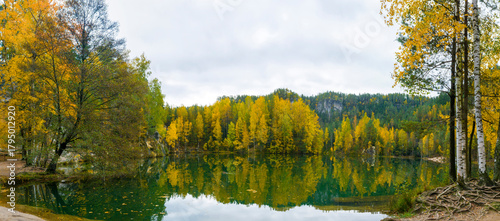 Fototapeta Naklejka Na Ścianę i Meble -  Panoramiczny widok na sztuczne jezioro Narodowego Rezerwatu Przyrody w Czechach 2025