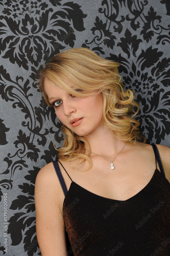 Naklejka premium schönheit, haar, jung, model, blonde, locken, haare, teenager, makeup, styling, make-up, emotional, zähne, portrait, laut, schrei, schreined, brüllen, frau, blond, leitbild, gesicht, gestalten, glamou