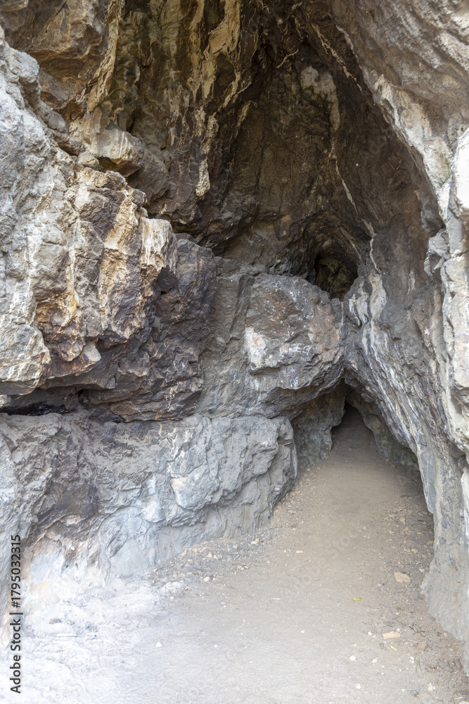 Fototapeta premium HGrube in einem Felsen
