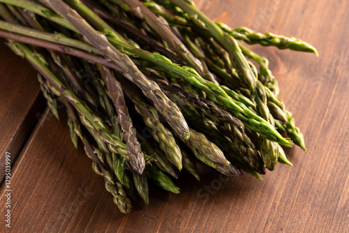 Mazzetto di asparagi selvatici freschi, alimentazione biologica 