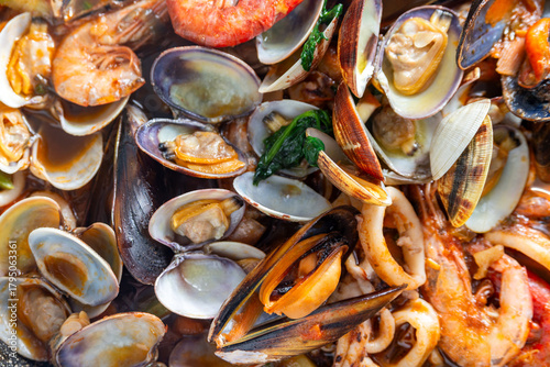 Zuppa di frutti di mare, cibo mediterraneo 