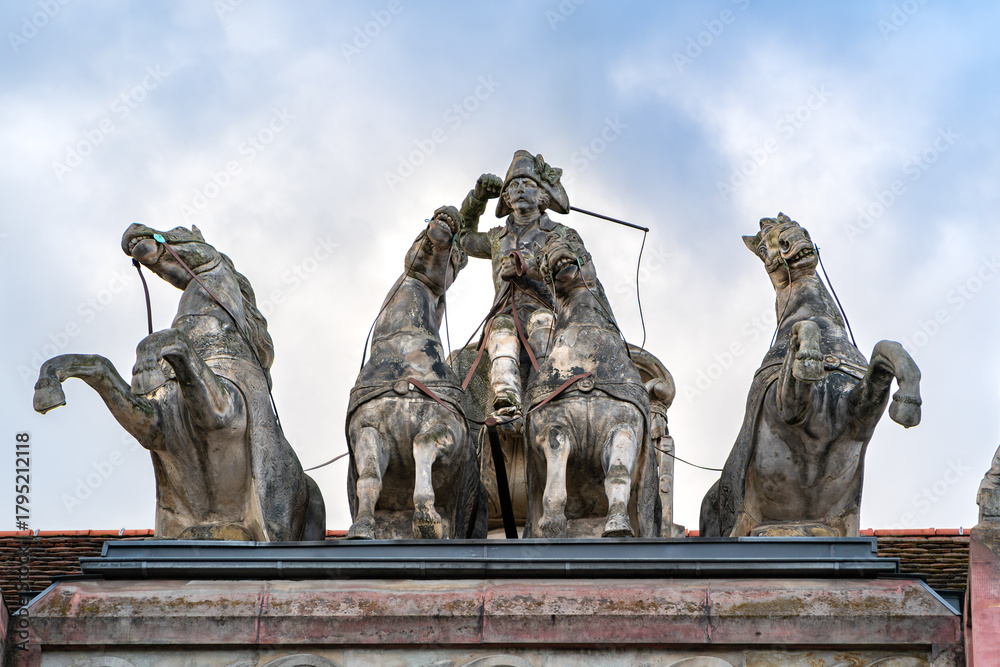 Φωτογραφία Close-up of the coachman sculpture on the Carriage House lintel in Potsdam