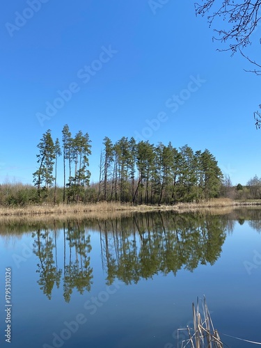 Φωτογραφία minimalistic riverscape in Ukraine