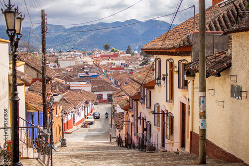 Canvas Print Colorful hillside street in San Cristóbal de las Casas, Chiapas, Mexico with col