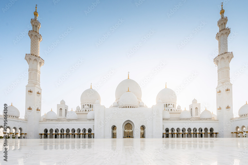 Obraz premium The majestic Sheikh Zayed Grand Mosque in Abu Dhabi, United Arab Emirates